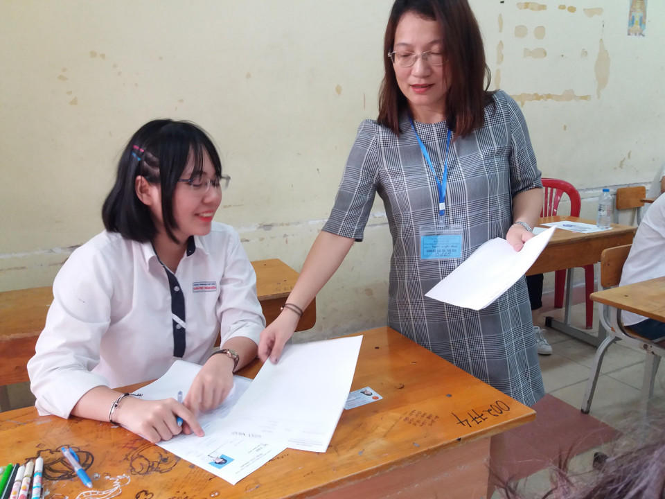 Phát giấy nháp, giấy thi. (Ảnh: PM/Vietnam+)