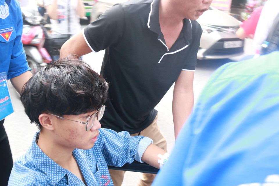 Vì sức khỏe còn yếu nên sau khi hoàn thành các bài thi, Tân khá mệt. (Ảnh: Nguyễn Hoàng/Vietnam+)