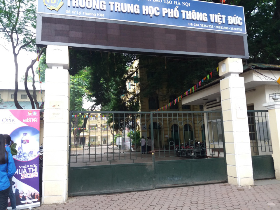 Đúng 7 giờ, tiếng trống trường vang lên và cánh cổng trường khép lại, chuẩn bị cho việc phát đề thi. (Ảnh: PM/Vietnam+)