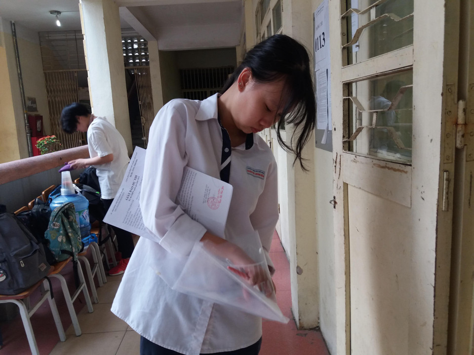 Các em chỉ được mang những vật dụng cần thiết, không được mang các đồ dùng khác, kể cả túi clear để đựng đồ. (Ảnh: PM/Vietnam+)