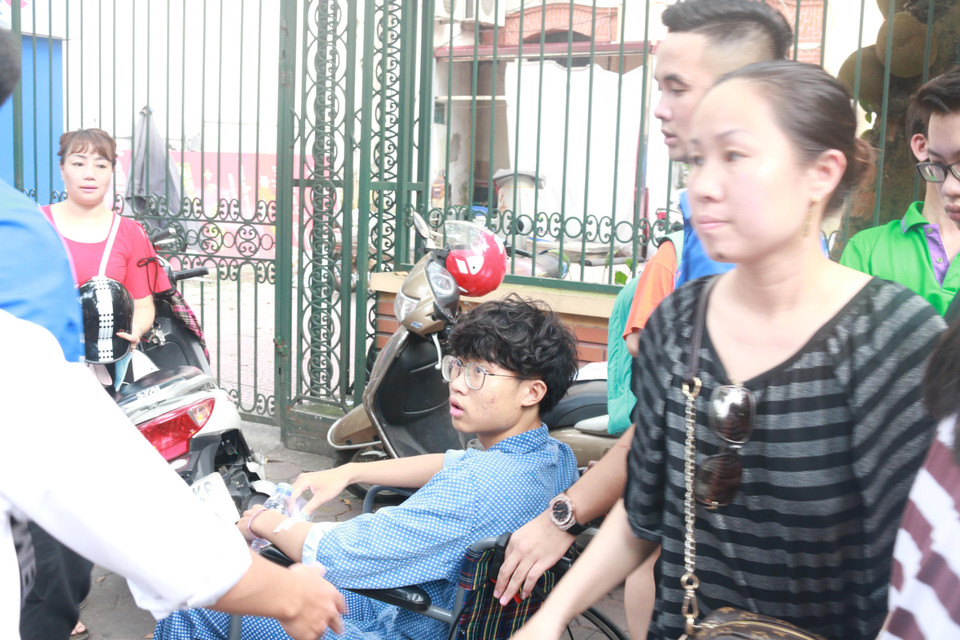 Phụ huynh em Tân, cô Nguyễn Thuý Thư cho biết, Tân vẫn còn đang sốt 39 độ C và mệt mỏi sau ca phẫu thuật. Thế nhưng, vào tối trước khi đi thi, Tân vẫn quả quyết nói với bố mẹ: “Con phải đi thi.”(Ảnh: Nguyễn Hoàng/Vietnam+)