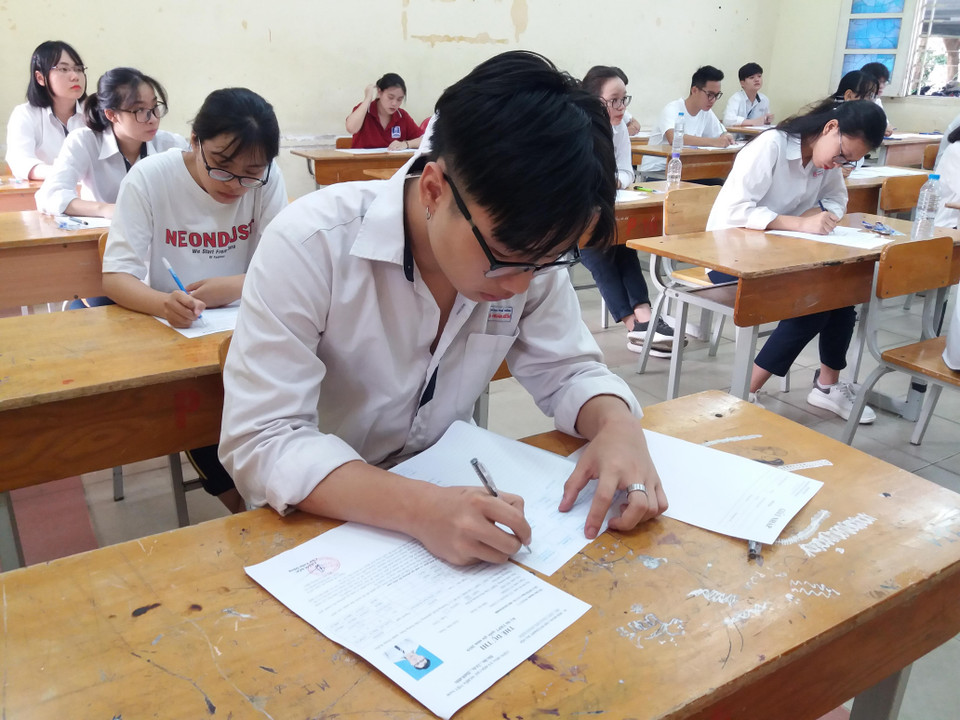 Các em cũng được hướng dẫn chi tiết cách ghi các thông tin cá nhân lên giấy thi, giấy nháp. (Ảnh: PM/Vietnam+)