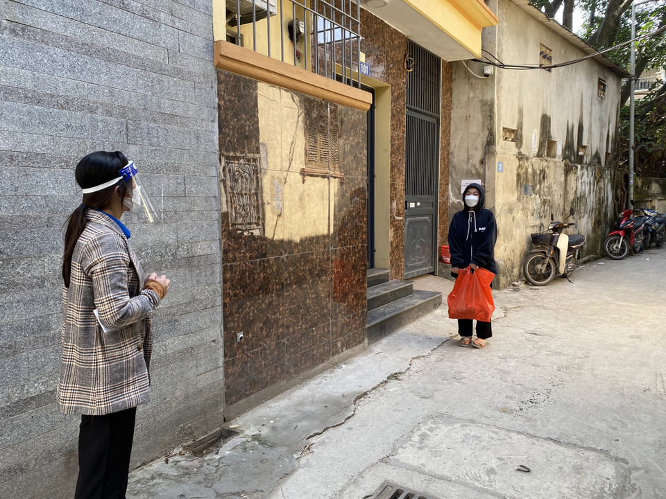 Không chỉ chăm sóc với các sinh viên F0 cách ly tại trường, tại Đại học Mở Hà Nội, nhà trường còn đến tận nơi sinh viên ở trọ để gửi quà hỗ trợ đến tận tay những sinh viên F0 khó khăn. (Ảnh: NTCC)