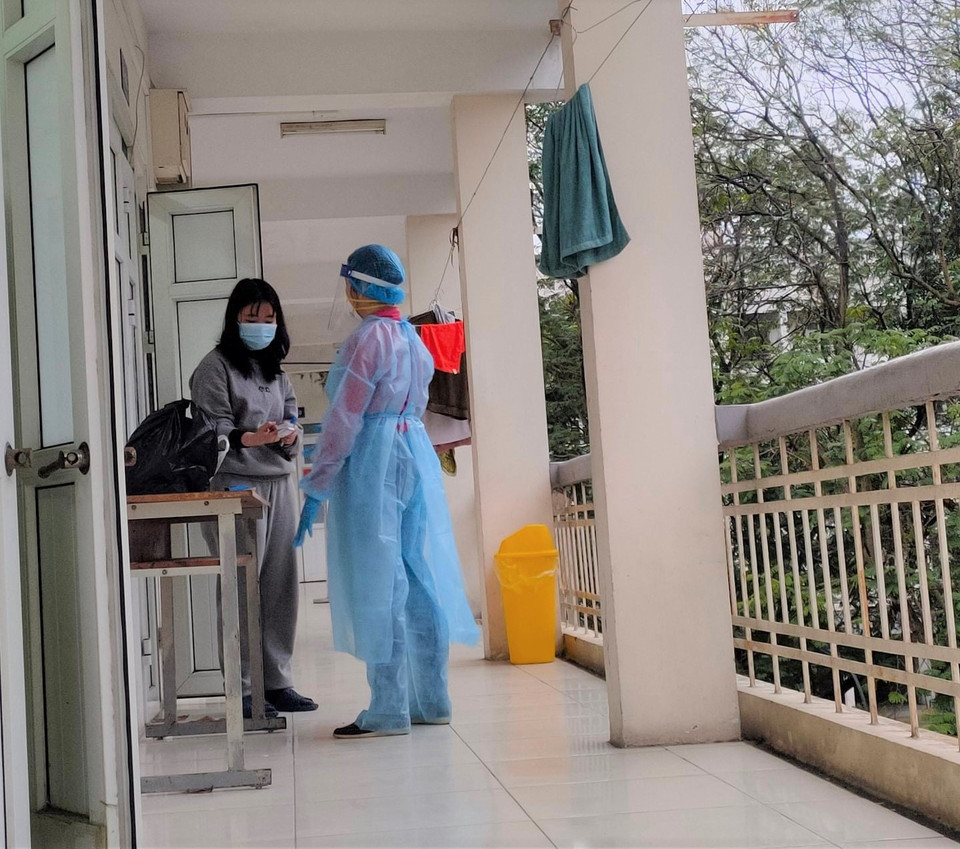 Các trường đại học đều bố trí sẵn khu cách ly và sẵn sàng nhận các sinh viên F0 đến ở nếu có nhu cầu. Khu cách ly luôn luôn có sự túc trực của đội ngũ cán bộ y tế. Trong ảnh, sinh viên Trần Thị Hồng Minh, Trường Đại học Ngoại thương Hà Nội ở trong khu cách ly của trường với sự chăm sóc của nhân viên y tế. (Ảnh: NTCC) 