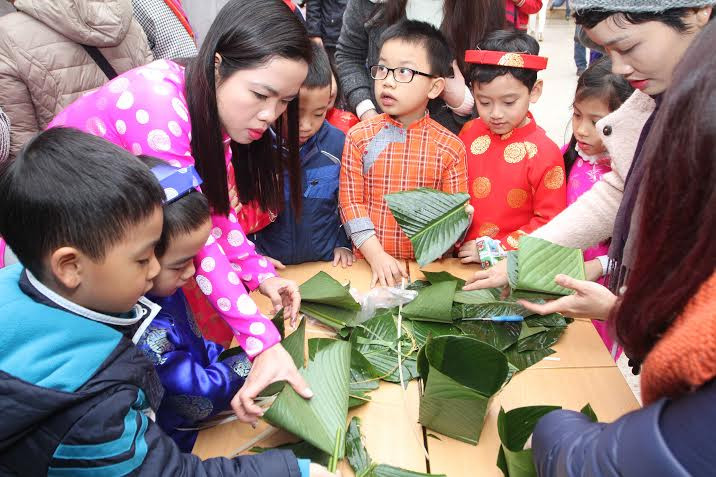 Sau khi mua đủ nguyên liệu, các em sẽ cùng gói bánh dưới sự hướng dẫn của thầy cô (Ảnh: CTV/Vietnam+)