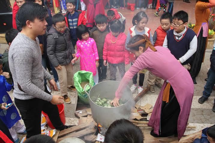 Sau khi gói bánh, các "gia đình" sẽ tập hợp bánh chưng lại để luộc chung. (Ảnh: CTV/Vietnam+)