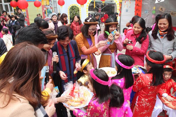 Và nhiệt tình mang bánh, kẹo mời khách tới thăm. (Ảnh: CTV/Vietnam+)