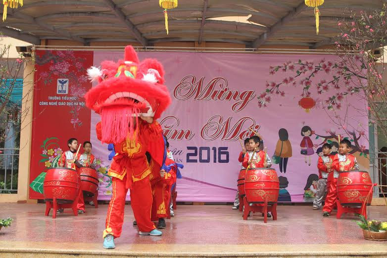  Không khí Xuân sôi động khắp sân trường với màn múa lân. (Ảnh: CTV/Vietnam+)