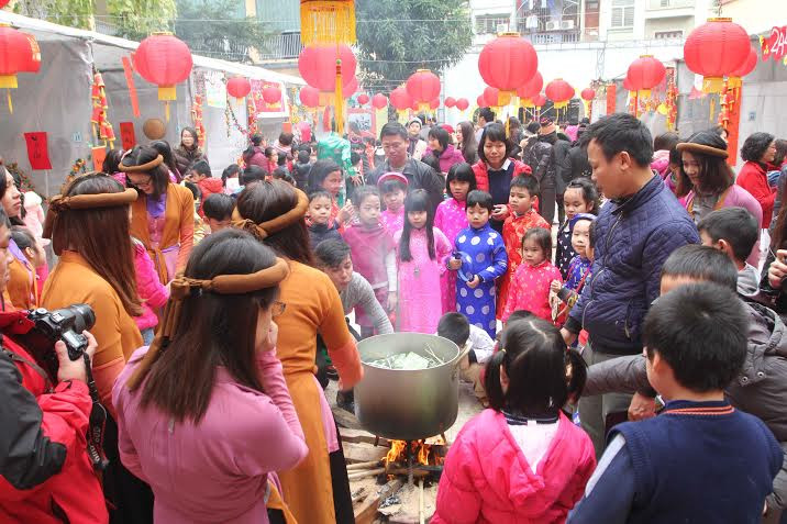 Sự háo hức hiện rõ trên từng nét mặt của học sinh, phụ huynh và của cả các thầy cô giáo khi nồi bánh chưng đã bắt đầu bừng lửa. (Ảnh: CTV/Vietnam+)