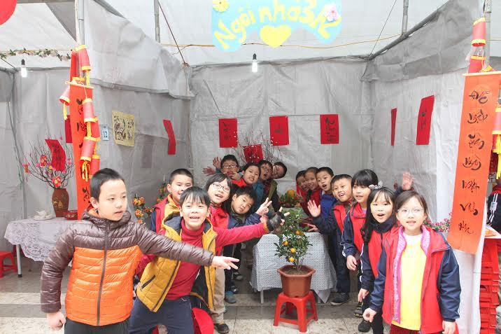 Niềm vui của các em học sinh sau khi đã trang trí xong ngôi nhà nhỏ của mình. (Ảnh: CTV/Vietnam+)