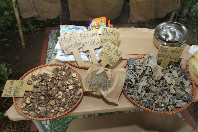 Chợ bày bán đủ các mặt hàng, từ đồ khô như mộc nhĩ, nấm hương… đến thịt lợn để gói bánh. Ảnh: CTV/Vietnam+)