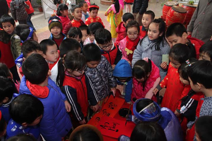 Gian hàng thư pháp của 'ông đồ' thu hút rất đông học sinh. (Ảnh: CTV/Vietnam+)