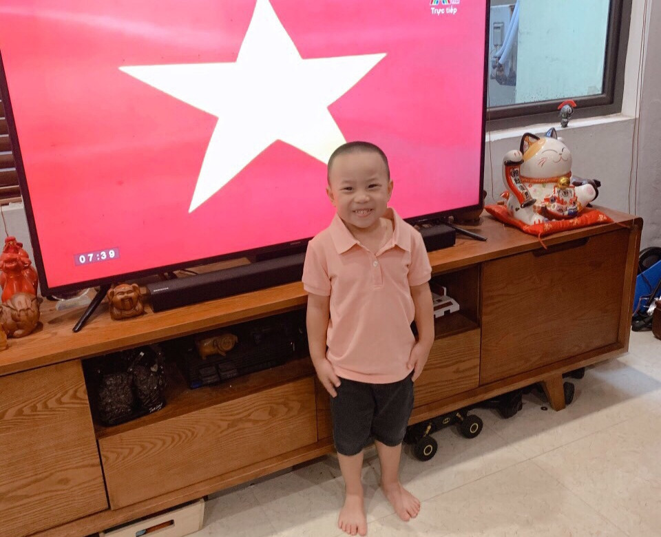 ...và nghiêm túc chào cờ. (Ảnh: CTV/Vietnam+)