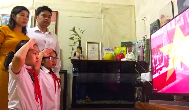 Gia đình anh Nguyễn Tôn Hiếu (Thịnh Liệt, Hoàng Mai) đồng hành cùng các con trong lễ Khai giảng năm học mới. Năm học 2020-2021, hai người con của anh Hiếu học tại Trường THCS Thịnh Liệt. (Ảnh: CTV/Vietnam+)