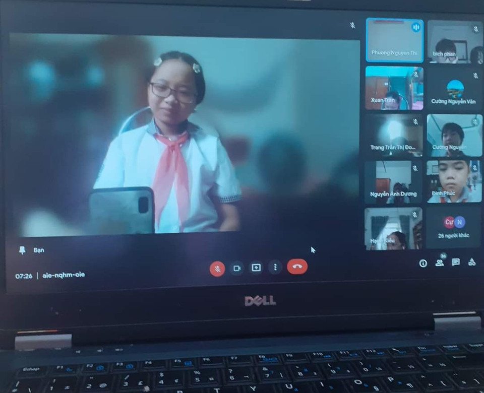 Học sinh Đỗ Ngọc Anh, lớp 5A1, Trường Tiểu học Hương Canh A, Bình Xuyên, Vĩnh Phúc, dự khai giảng qua màn hình máy tính. (Ảnh: CTV)