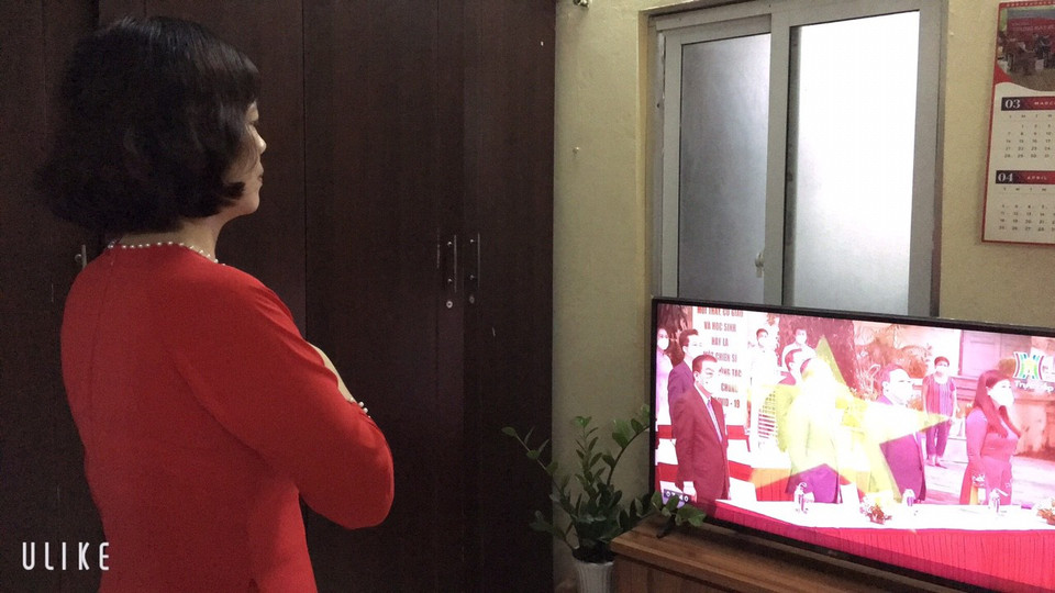 Các thầy cô giáo cũng xúc động đặt tay mình lên ngực trái. (Ảnh: CTV/Vietnam+)