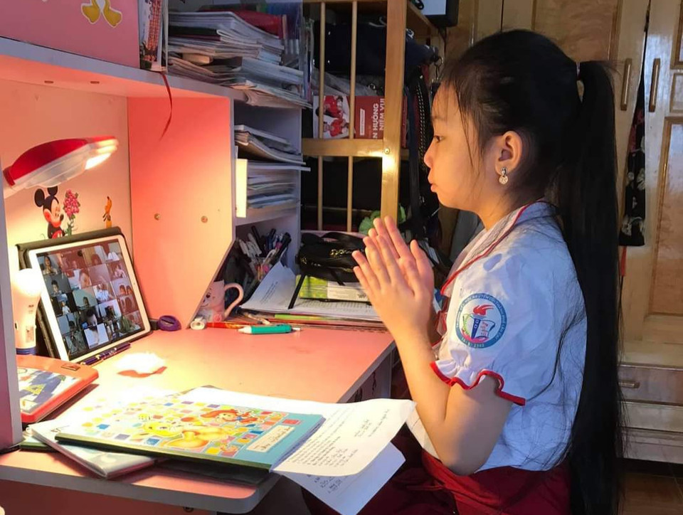 Em Phạm Tuyết Nhung, học sinh lớp 4A3, Trường Tiểu học Nguyễn Du, phường Kim tân, thành phố Lào Cai, tỉnh Lào Cai, dự lễ khai giảng trực tuyến. (Ảnh: CTV/Vietnam+)