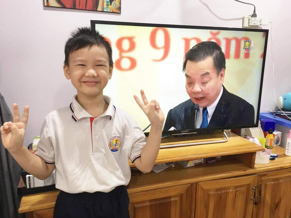Dù chỉ được dự khai giảng qua truyền hình, em Đỗ Khôi Nguyên, Trường Tiểu học Kim Đồng, quận Ba Đình, Hà Nội, vẫn rất phấn khởi. (Ảnh: CTV)