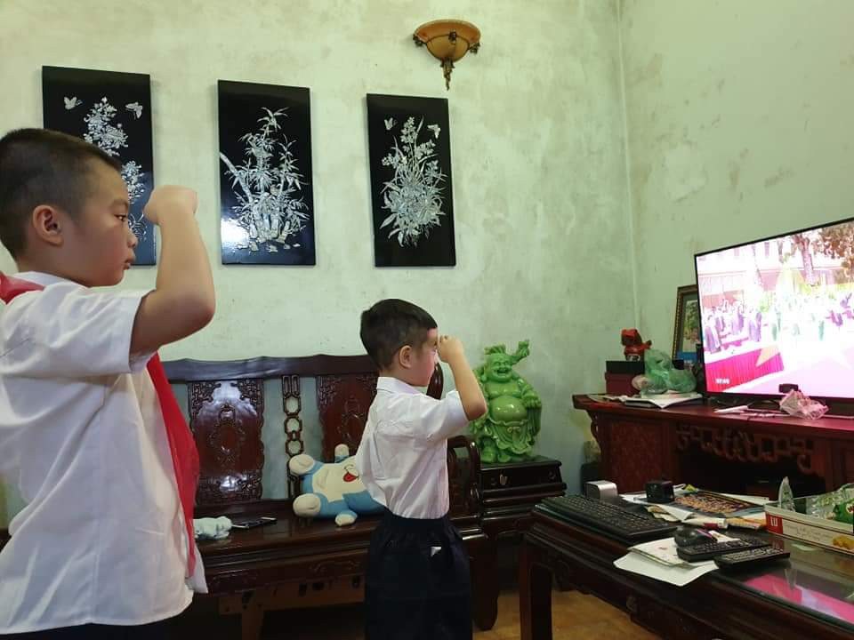 Học sinh thực hiện nghi thức chào cờ. (Ảnh: CTV)