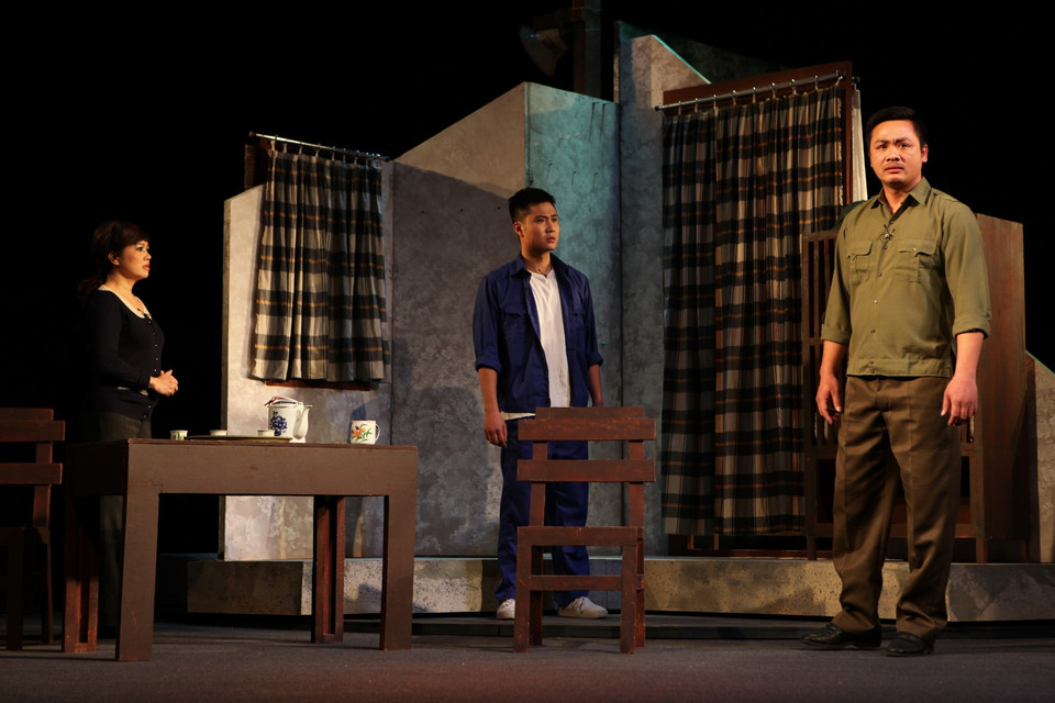 Hơn 30 năm đã trôi qua kể từ ngày kịch tác gia Lưu Quang Vũ viết ‘Ai là thủ phạm.’ Trong thời gian ấy, cuộc sống đã có nhiều đổi thay, xã hội trải qua nhiều biến động. Thế nhưng, kịch bản này vẫn vẹn nguyên giá trị. (Ảnh: Thế Toàn) 