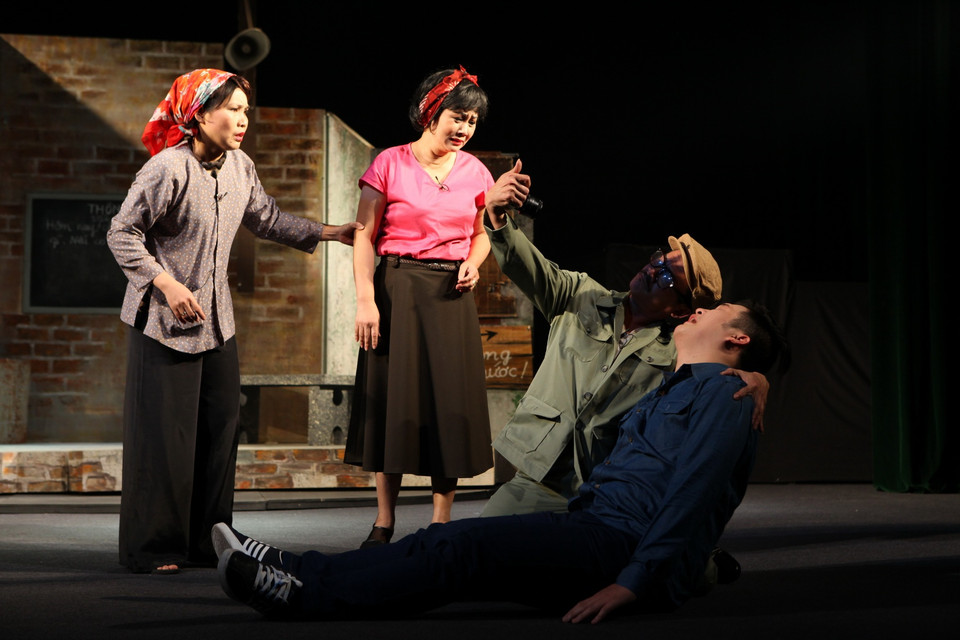 ‘Ai là thủ phạm’ là câu chuyện về cuộc sống thường nhật ở Hà Nội trong thập niên 80 của thế kỷ trước. Ở đó, một lớp trẻ được sinh ra và lớn lên trong nhiều hoàn cảnh khác nhau. (Ảnh: Thế Toàn) 