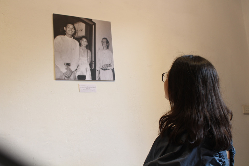 Chị Lê Viên Anh là trong số nhiều người trẻ tìm đến Gallery 39 để đắm mình trong miền ký ức về Trịnh Công Sơn qua nhạc và những bức ảnh tư liệu. (Ảnh: Minh Anh/Vietnam+)