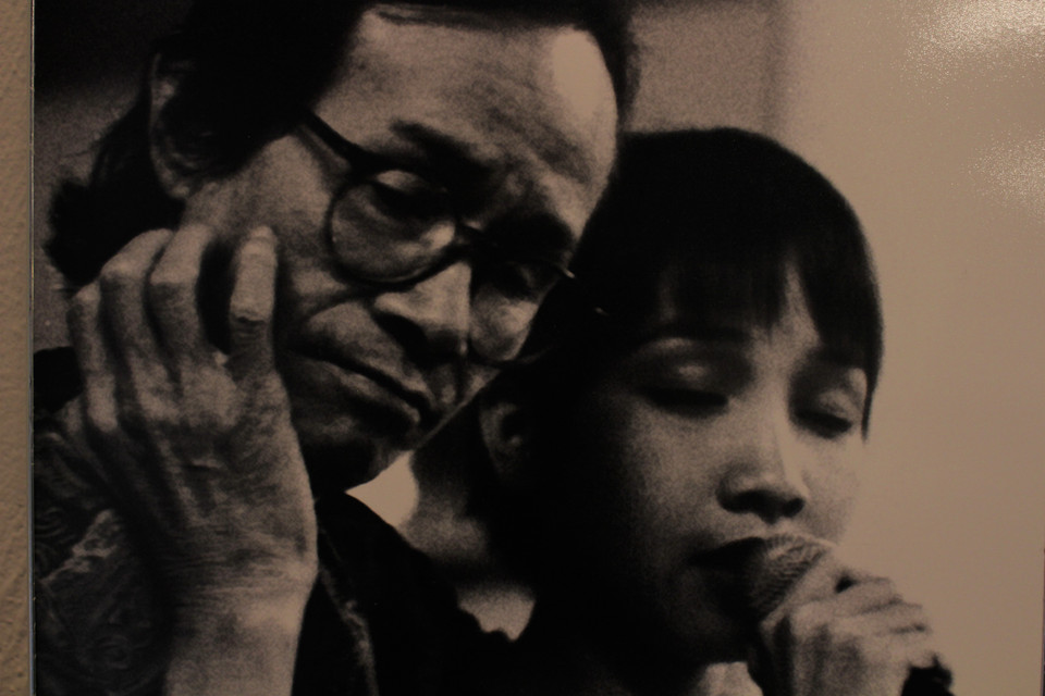 Nhạc sỹ Trịnh Công Sơn và Mỹ Linh trong Đại hội năm 1995. (Ảnh tư liệu Nguyễn Đình Toán)