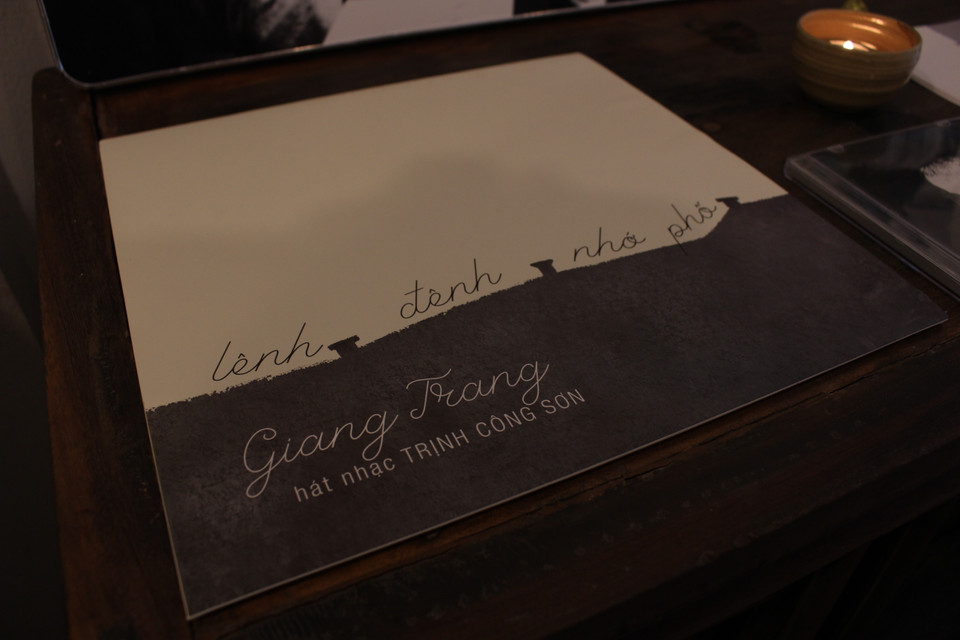 Bìa giấy album 'Lênh đênh nhớ phố,' bản đĩa than do họa sỹ Lê Thiết Cương vẽ minh họa. (Ảnh: Minh Anh/Vietnam+)