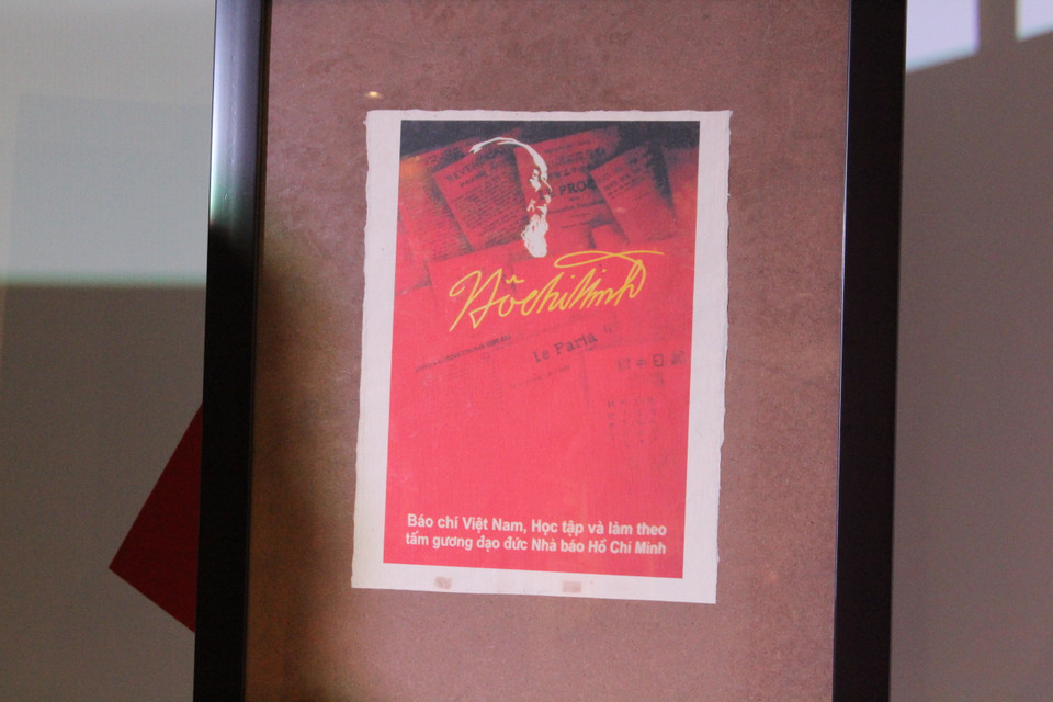 Và bức tranh cổ động có hình của Bác Hồ, ông Tiến dùng để đại diện cho bộ sưu tập của ông. (Ảnh: Minh Anh/Vietnam+)