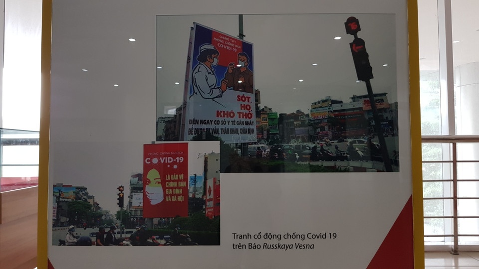 Tranh cổ động thời COVID-19 vừa qua.(Ảnh: Minh Anh/Vietnam+)