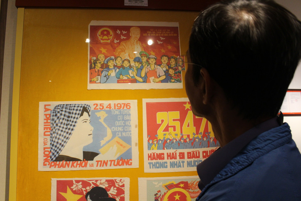 Do tính chất cổ động và tuyên truyền, mọi hình ảnh đều ghi khá rõ ràng các thông tin, vì thế người xem có thể tự do ngắm nghía mà không cần chỉ dẫn về bối cảnh của bức tranh. (Ảnh: Minh Anh/Vietnam+)