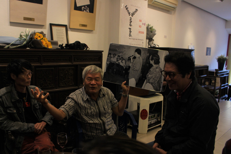 Tại buổi triển lãm đầu tiên, nhiếp ảnh gia Nguyễn Đình Toán (cầm ảnh) chia sẻ về kỷ niệm khi ông chụp ảnh Trịnh Công Sơn. Những bức ảnh của ông mang tính phóng sự cao, chụp lại nhiều giai đoạn, sự kiện, khoảnh khắc đời thường của Trịnh Công Sơn(Ảnh: Minh Anh/Vietnam+)