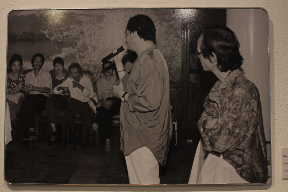 Hình chụp tại Đại hội Nhạc sỹ Việt Nam ngày 10/6/1995 tại khách sạn Đồng Lợi trên đường Lý Thường Kiệt, Hà Nội khi xưa. Trong hình, hàng ghế sát tường từ trái sang gồm: một người hâm mộ, nhà thơ Nguyễn Thụy Kha, ca sỹ Mỹ Linh và vợ chồng cố nhạc sỹ Nam Cao. (Ảnh: Minh Anh/Vietnam+)