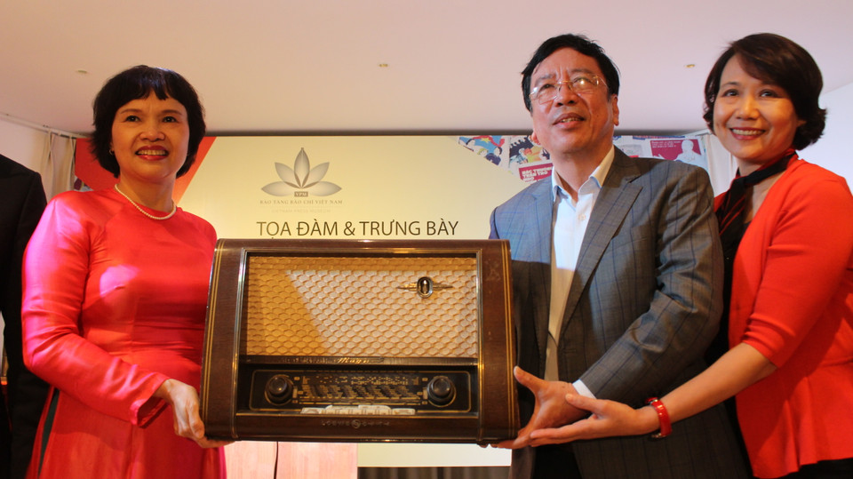 Từ trái sang: Phó giáo sư, Tiến sỹ Đặng Thị Thu Hương, nhà báo Trần Đăng Tiến và vợ. Ông Tiến cho biết đây vừa là đam mê hồi bé của ông, vừa là mong muốn sưu tầm tranh cho con cháu, cuối cùng lại vô tình để dành cho dịp như thế này. Bên cạnh 1010 bức tranh cổ động, ông còn tặng Bảo tàng Báo chí Việt Nam hai hiện vật (Ảnh: Minh Anh/Vietnam+)