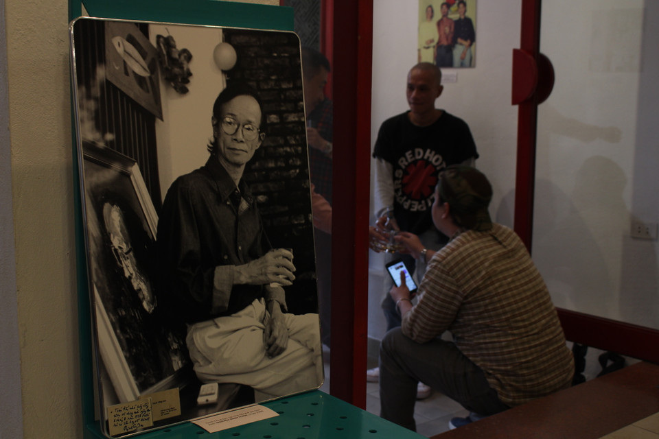 Trịnh Công Sơn tại nhà riêng ở Sài Gòn, nhiếp ảnh gia Nguyễn Đình Toán chụp năm 1998. (Ảnh: Minh Anh/Vietnam+)