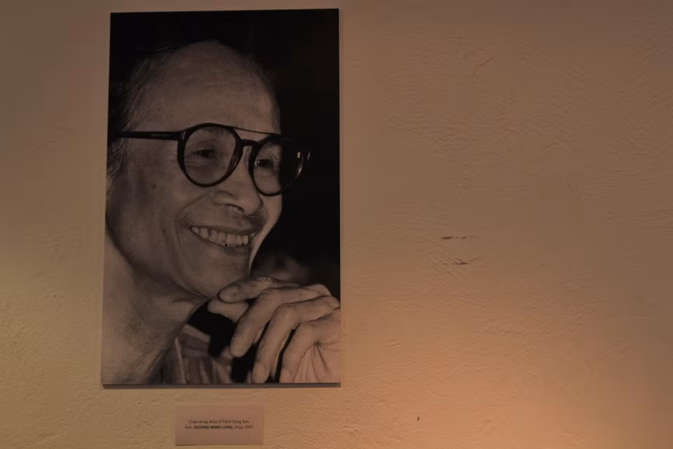 Ngày 18/10 tại Gallery 39A Lý Quốc Sư, những người nghệ sỹ cũng như người yêu nhạc Trịnh Công Sơn nói chung đã có cơ hội tụ họp, tôn vinh cố nhạc sỹ qua những bức hình tư liệu của các nhiếp ảnh gia Nguyễn Đình Toán, Hà Tường và Dương Minh Long. Trong hình là chân dung nhạc sỹ Trịnh Công Sơn do nhiếp ảnh gia Dương Minh Long chụp năm 1997. (Ảnh: Minh Anh/Vietnam+)