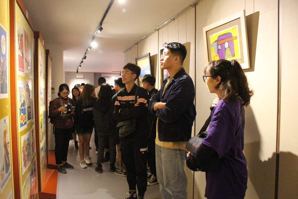 Triển lãm đặc biệt thu hút sự quan tâm của các bạn trẻ về mặt mỹ thuật và cảm giác hoài niệm về thời xưa dù gian khó, nhưng có phần nào êm đềm hơn, không xô bồ như cuộc sống hiện đại. (Ảnh: Minh Anh/Vietnam+)