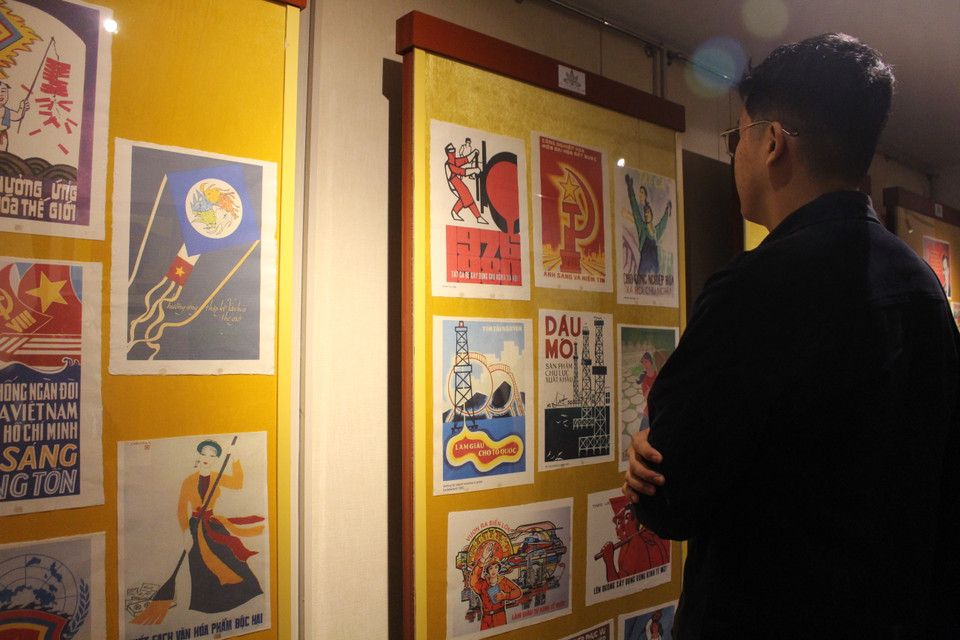 Màu sắc, chất liệu giấy hay phông chữ cũng là yếu tố thú vị khiến học sinh, sinh viên quan tâm. (Ảnh: Minh Anh/Vietnam+)