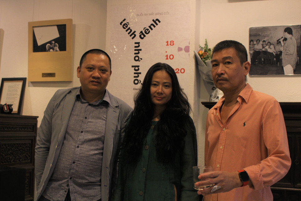 Bên cạnh đó giọng ca nữ Giang Trang còn ra mắt và trình bày những ca khúc nhạc Trịnh trong album 'Lênh đênh nhớ phố.' Từ trái sang: Anh Trần Đức, giọng ca nữ Giang Trang, họa sỹ Lê Thiết Cương. (Ảnh: Minh Anh/Vietnam+)