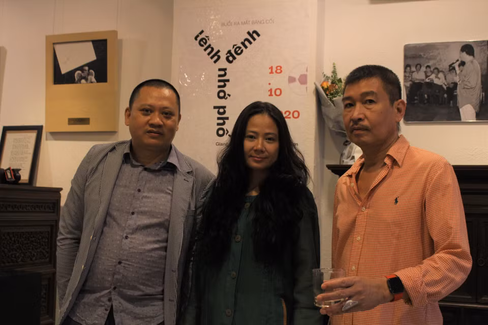 Bên cạnh đó giọng ca nữ Giang Trang còn ra mắt và trình bày những ca khúc nhạc Trịnh trong album 'Lênh đênh nhớ phố.' Từ trái sang: Anh Trần Đức, giọng ca nữ Giang Trang, họa sỹ Lê Thiết Cương. (Ảnh: Minh Anh/Vietnam+)