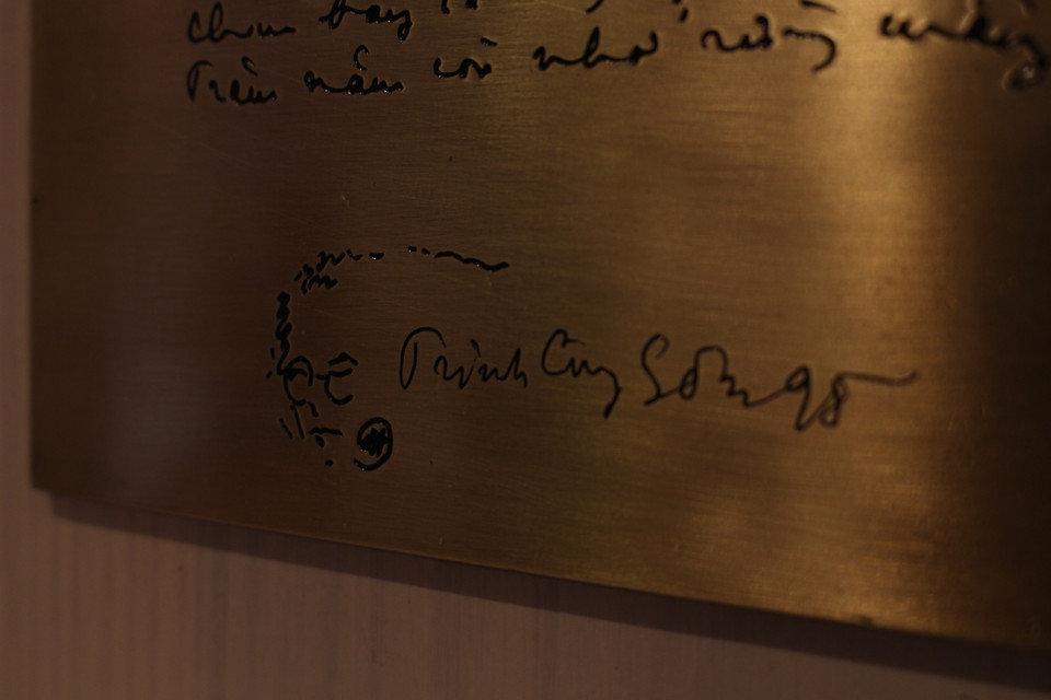 Bên cạnh trưng bày ảnh, phát nhạc, triển lãm còn treo những bản khắc đồng nét viết tay của cố nhạc sỹ. (Ảnh: Minh Anh/Vietnam+) 