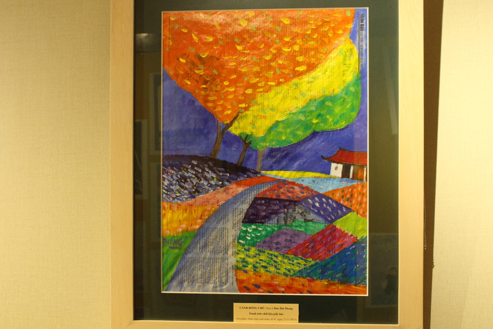 Tranh vẽ trên giấy báo của họa sỹ Đào Hải Phong. (Ảnh: Minh Anh/Vietnam+)