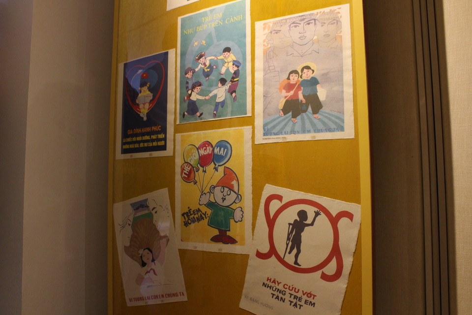 Tranh cổ động kêu gọi xây dựng cuộc sống tốt đẹp cho trẻ em. (Ảnh: Minh Anh/Vietnam+)