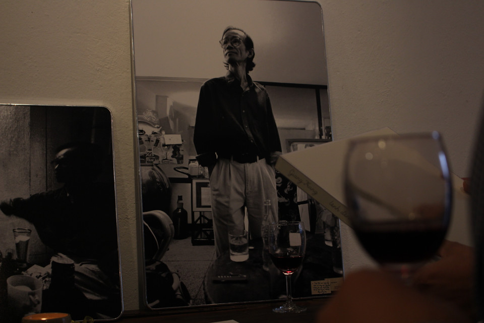 Trịnh Công Sơn tại nhà riêng ở Sài Gòn năm 1998, ảnh của Nguyễn Đình Toán. (Ảnh: Minh Anh/Vietnam+)