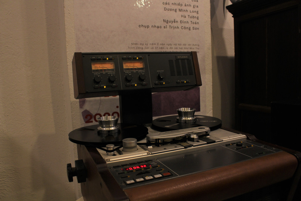 Buổi triển lãm kéo dài từ nay đến 25/10, bên cạnh trưng bày ảnh, người tham quan còn có cơ hội nghe nhạc Trịnh từ băng cối qua hệ thống phát băng cối của anh Trần Đức, một người yêu nhạc có chuyên môn ghi đĩa than, băng cối. Năm 2020 đánh dấu 5 năm từ khi Hà Nội mở đường Trịnh Công Sơn (quận Tây Hồ) và 37 năm ra mắt ca khúc 'Nhớ mùa thu Hà Nội' và 'Đoản khúc thu Hà Nội.' (Ảnh: Minh Anh/Vietnam+)