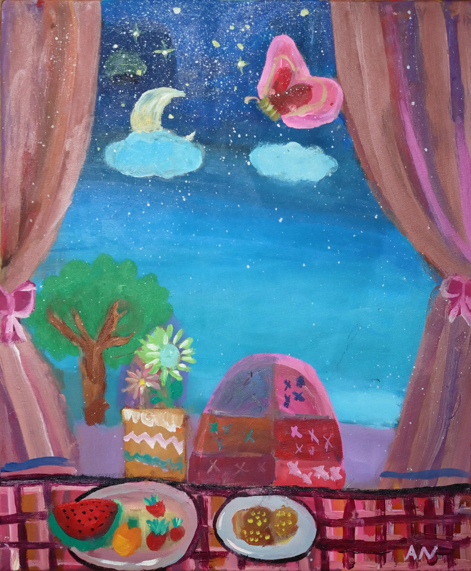 Trúc An hình dung về 'Đêm trăng ngọt ngào.' Loạt tranh trong triển lãm được thực hiện trên nhiều chất liệu khác nhau: màu nước, sơn dầu, acrylic, chì than (Ảnh: Nguyễn Lý Bằng/Vietnam+)