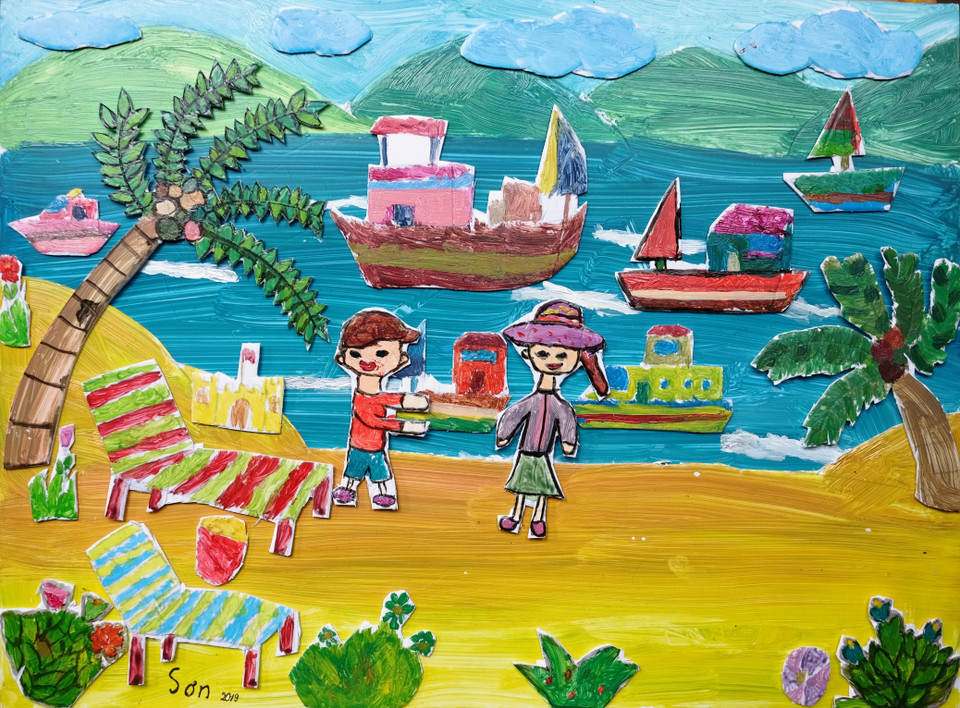 'Sắc màu của biển' (tác giả Minh Sơn) thể hiện không khí tươi vui. (Ảnh: Nguyễn Lý Bằng/Vietnam+)