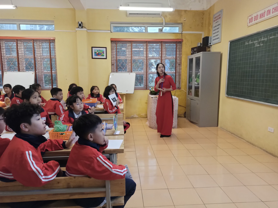 Bộ Giáo dục và Đào tạo vừa có văn bản số 909/BGDĐT-GDTH về việc hướng dẫn tổ chức hoạt động giáo dục STEM trong giáo dục tiểu học. Theo đó, giáo dục STEM chính thức trở thành hoạt động giáo dục bắt buộc trong các nhà trường. Trong năm học 2022-2023 đã có 7 địa phương tham gia thí điểm, mỗi địa phương chọn 5 quận, huyện. (Ảnh: PM/Vietnam+)