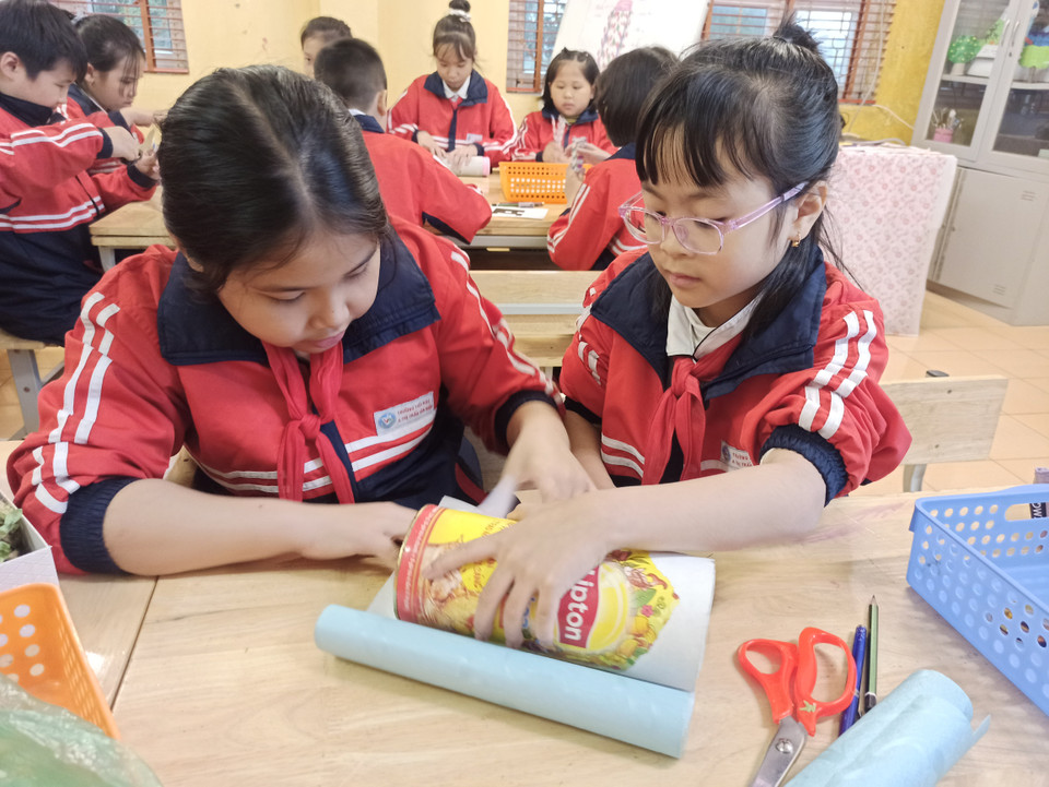 Nguyên liệu được học sinh sử dụng đa dạng. Có nhóm tận dụng hộp carton… (Ảnh: PM/Vietnam+)