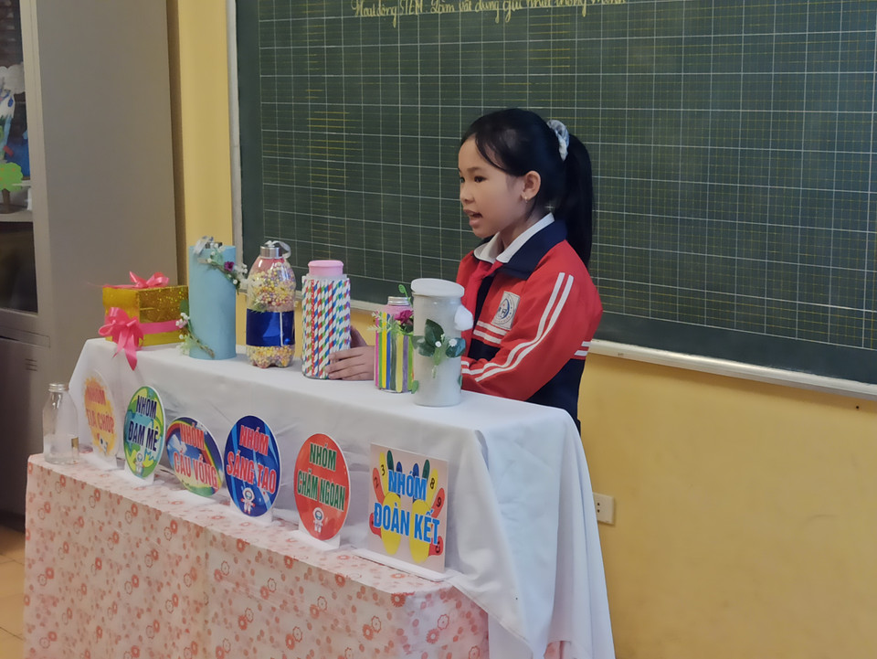 Trong khi chờ để kiểm tra thành phẩm, các nhóm lần lượt giới thiệu về sản phẩm của nhóm mình…